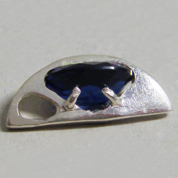 (p1226)Silver pendant with faceted blue stone.